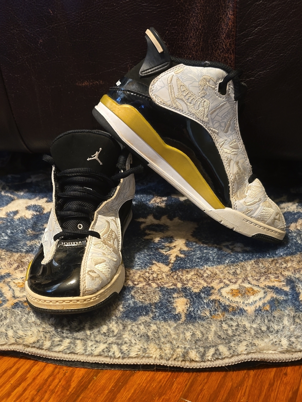 Jordan Kid's Retro Low Top Basketball Shoes - Black/White/Gold